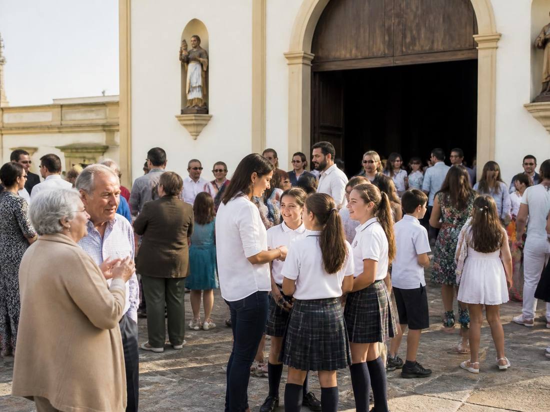 Comunidad parroquial reunida a la salida de la iglesia