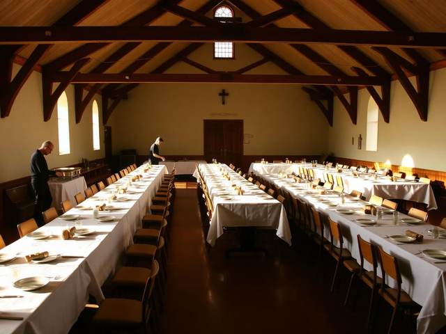 Salón parroquial con mesas preparadas para una comida de grupo